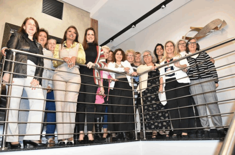 Mulheres empreendedoras da ACISA homenageiam Silvana Medeiros e Ana Veterinária